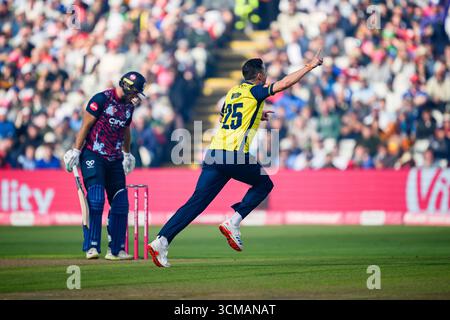 ZzxWARWICKSHIRE, REGNO UNITO. 13 settembre: Chris Wood degli Hampshire Hawks celebra dopo aver licenziato David Willey del Northamptonshire Steelbacks (capitano) catturato da Toby Albert degli Hampshire Hawks durante Northamptonshire Steelbacks vs Hampshire Hawks - Vitality Blast semifinale all'Edgbaston Cricket Ground sabato 13 settembre 2025 a WARWICKSHIRE, REGNO UNITO. Crediti: Taka Wu/Alamy Live News Foto Stock