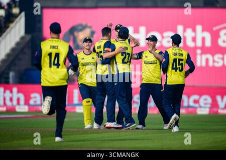 ZzxWARWICKSHIRE, REGNO UNITO. 13 settembre: Chris Wood degli Hampshire Hawks (centro) celebra dopo il licenziamento di David Willey del Northamptonshire Steelbacks (capitano) catturato da Toby Albert degli Hampshire Hawks durante Northamptonshire Steelbacks vs Hampshire Hawks - Vitality Blast semifinale all'Edgbaston Cricket Ground sabato 13 settembre 2025 a WARWICKSHIRE, REGNO UNITO. Crediti: Taka Wu/Alamy Live News Foto Stock