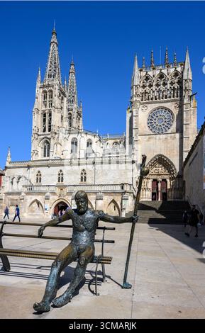 Una statua di bronzo di un pellegrino in Plaza Rey San Fernando, di fronte alla cattedrale di Santa Maria di Burgos, nella città vecchia di Burgos, Castilla Y Foto Stock