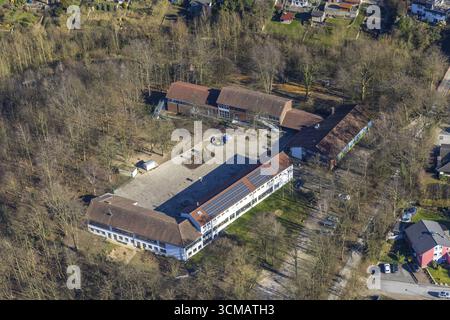 Vista aerea, scuola elementare cattolica St. Suitbertus con tetto solare a Hasselbeck, Heiligenhaus, regione della Ruhr, Renania settentrionale-Vestfalia, Germania, istruzione Foto Stock