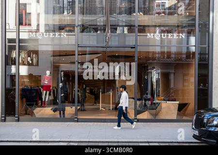 Londra, Regno Unito. 15 settembre 2025. Vista esterna del negozio Alexander McQueen su New Bond Street, sede di molti negozi di lusso. Kering, la casa madre dei marchi di lusso Balenciaga, Alexander McQueen e Gucci, ha annunciato di aver subito una violazione dei dati con nomi, indirizzi e-mail, numeri di telefono, indirizzi e importo totale speso dei clienti che sono stati rubati da un gruppo criminale informatico chiamato Shiny Hunters, che ha 7,4 milioni di indirizzi e-mail univoci. Crediti: Stephen Chung / Alamy Live News Foto Stock