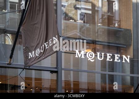 Londra, Regno Unito. 15 settembre 2025. Vista esterna del negozio Alexander McQueen su New Bond Street, sede di molti negozi di lusso. Kering, la casa madre dei marchi di lusso Balenciaga, Alexander McQueen e Gucci, ha annunciato di aver subito una violazione dei dati con nomi, indirizzi e-mail, numeri di telefono, indirizzi e importo totale speso dei clienti che sono stati rubati da un gruppo criminale informatico chiamato Shiny Hunters, che ha 7,4 milioni di indirizzi e-mail univoci. Crediti: Stephen Chung / Alamy Live News Foto Stock