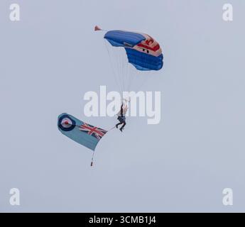 Flagbearer dei Falcons della RAF, una squadra militare di paracadute, con l'insegna della RAF attaccata alla caviglia, durante le prestazioni della squadra all'Inte Foto Stock