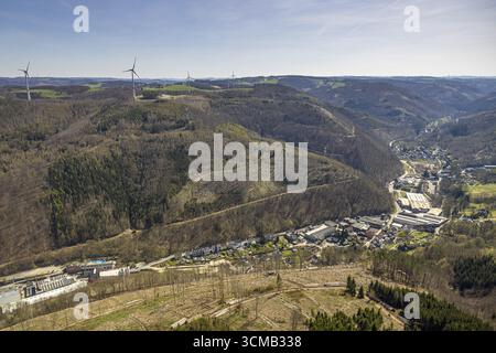 Vista aerea, turbine eoliche nella zona forestale con danni forestali, zona commerciale Obernahmerstrasse, Hohenlimburg, Hagen, zona della Ruhr, Renania settentrionale-Westphali Foto Stock