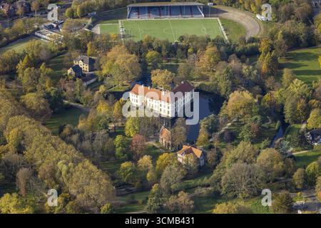 Vista aerea, castello di Struenkede, cappella del castello, galleria municipale, Baukau, Herne, regione della Ruhr, Renania settentrionale-Vestfalia, Germania, castello, colazione inclusa nel prezzo del castello Foto Stock