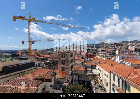 Vista panoramica della città di Funchal con tetti di tegole rosse e dell'oceano, Madeira, Portogallo Foto Stock