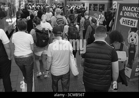 Viaggiatori che arrivano sulla piattaforma alla stazione centrale di Monaco, Monaco, Baviera, Germania Foto Stock