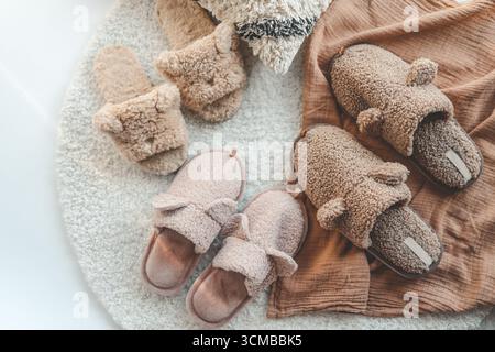 Pantofole fatte in casa sul tappeto. Foto Stock