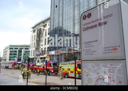 Colmore Row, Birmingham 15 settembre 2025 - Un incendio in un alto edificio nel centro di Birmingham ha chiuso una strada di trasporto principale attraverso la città, causando il caos del traffico nelle ore di punta. L'incendio si trovava nell'edificio Colmore Gate che è attualmente in fase di ristrutturazione su Colmore Row, una strada che è una fermata principale dell'autobus per molti servizi e di fronte alla stazione di Snow Hill. Diversi motori antincendio, tra cui una piattaforma idraulica, sono stati inviati all'incidente. Il West Midland Ambulance Service ha inviato la sua unità di risposta agli incidenti sulla scena in caso di perdite. Crediti: British News and Media/Alamy Live News Foto Stock
