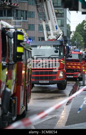 Colmore Row, Birmingham 15 settembre 2025 - Un incendio in un alto edificio nel centro di Birmingham ha chiuso una strada di trasporto principale attraverso la città, causando il caos del traffico nelle ore di punta. L'incendio si trovava nell'edificio Colmore Gate che è attualmente in fase di ristrutturazione su Colmore Row, una strada che è una fermata principale dell'autobus per molti servizi e di fronte alla stazione di Snow Hill. Diversi motori antincendio, tra cui una piattaforma idraulica, sono stati inviati all'incidente. Il West Midland Ambulance Service ha inviato la sua unità di risposta agli incidenti sulla scena in caso di perdite. Crediti: British News and Media/Alamy Live News Foto Stock