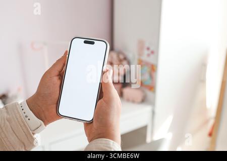 Telefono con schermo isolato nella stanza dei bambini sullo sfondo di un letto a castello, ordinare mobili. Foto Stock