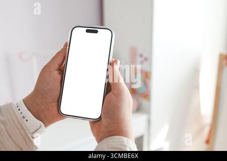 Telefono con schermo isolato nella stanza dei bambini sullo sfondo di un letto a castello, ordinare mobili. Foto Stock