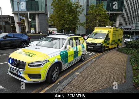 Colmore Row, Birmingham 15 settembre 2025 - Un incendio in un alto edificio nel centro di Birmingham ha chiuso una strada di trasporto principale attraverso la città, causando il caos del traffico nelle ore di punta. L'incendio si trovava nell'edificio Colmore Gate che è attualmente in fase di ristrutturazione su Colmore Row, una strada che è una fermata principale dell'autobus per molti servizi e di fronte alla stazione di Snow Hill. Diversi motori antincendio, tra cui una piattaforma idraulica, sono stati inviati all'incidente. Il West Midland Ambulance Service ha inviato la sua unità di risposta agli incidenti sulla scena in caso di perdite. Crediti: British News and Media/Alamy Live News Foto Stock