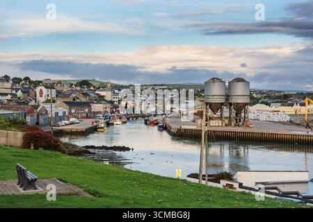 Wicklow Harbour all'alba, con barche da pesca e da diporto ormeggiate, edifici cittadini e strutture portuali. Foto Stock