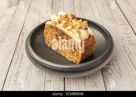 Torta al caffè con un intenso aroma di espresso, ripiena di crema di caffè e decorata con gocce di cioccolato. Foto Stock