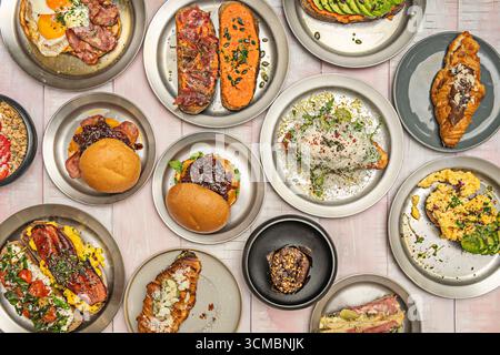 Un hamburger alto e imponente con panino brioche, triplo manzo, formaggio triplo, pancetta Foto Stock