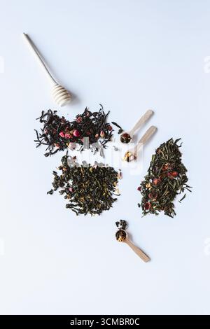 Assortimento di tè a foglia libera su sfondo bianco, vista dall'alto. Foto Stock