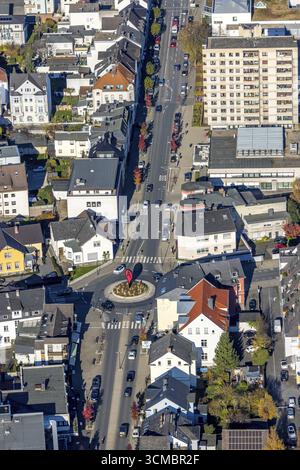 Veduta aerea, rotatoria a Brueckenplatz e Clemens-August-Strasse con un cartello A Arnsberg, Sauerland, Renania settentrionale-Vestfalia, Germania, A-ArtWork Foto Stock