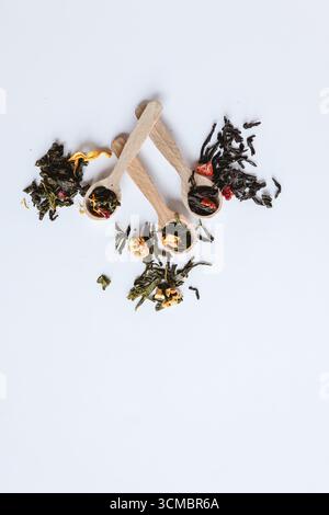 Assortimento di tè a foglia libera su sfondo bianco, vista dall'alto. Foto Stock