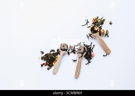 Assortimento di tè a foglia libera su sfondo bianco, vista dall'alto. Foto Stock