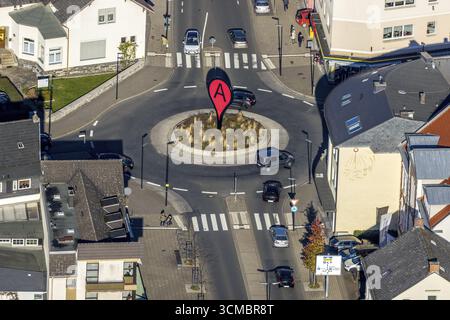 Veduta aerea, rotatoria a Brueckenplatz e Clemens-August-Strasse con un cartello A Arnsberg, Sauerland, Renania settentrionale-Vestfalia, Germania, A-ArtWork Foto Stock