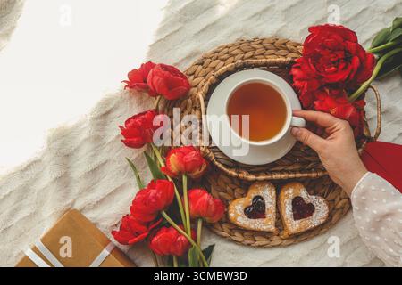 Colazione festiva a letto, concetto Good Morning. Foto Stock