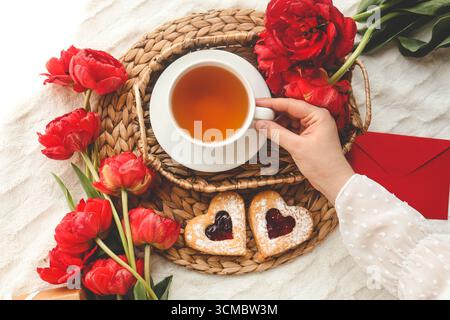 Colazione festiva a letto, concetto Good Morning. Foto Stock
