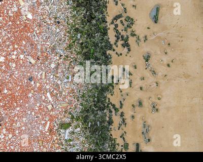Una vista aerea della spiaggia di Crosby vicino a Liverpool caratterizzata da mattoni e macerie dai resti di edifici di Liverpool bombardati durante il Blitz durante la seconda guerra mondiale. Foto Stock