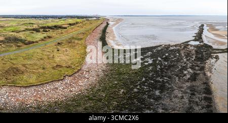 Un panorama aereo a più immagini della spiaggia di Crosby vicino a Liverpool, caratterizzato da mattoni e macerie dai resti di edifici di Liverpool bombardati nel Blit Foto Stock