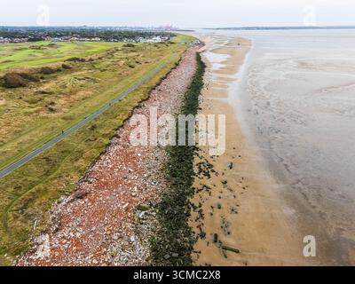 Una vista aerea che guarda a sud lungo il Sefton Coastal Path sopra Crosby Beach vicino Liverpool, Merseyside. Foto Stock