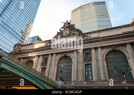 NEW YORK CITY - 25 maggio 2024: Vista sulla strada del Grand Central Terminal a New York City, USA. Circondato da moderni grattacieli, la grande facciata del terminal Foto Stock