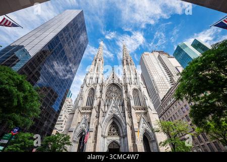 Vista frontale della Cattedrale di San Patrizio a New York, che mostra la sua architettura neogotica tra i moderni grattacieli di Midtown Manhattan. L'i Foto Stock