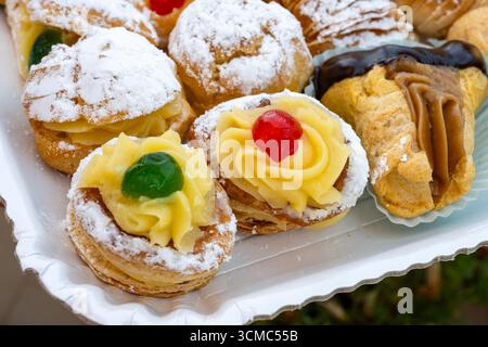 Varietà di dolci italiani dolci dolci dolci dolci dolci e torte con panna e frutta su piatto realizzati in panetteria artigianale a Roma, Italia, primo piano Foto Stock