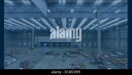 Esposizione di una struttura di uffici soppalco con pareti bianche all'interno del centro di distribuzione, con pallet in legno Foto Stock