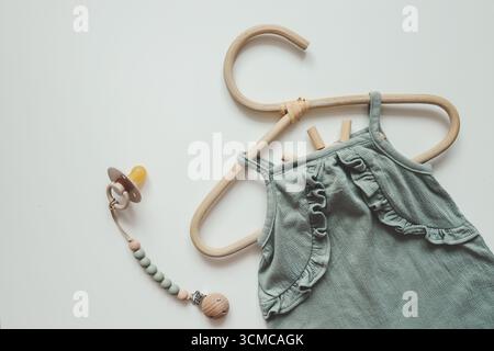 Set di olive per un neonato su sfondo bianco. Foto Stock