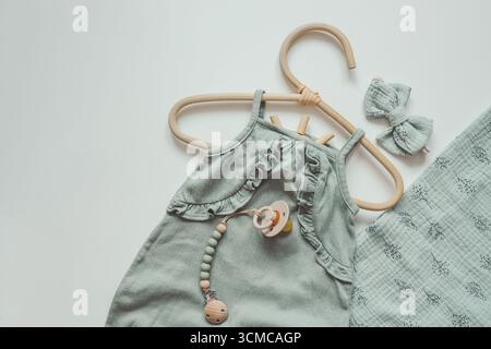 Set di olive per un neonato su sfondo bianco. Foto Stock