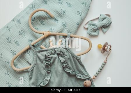 Set di olive per un neonato su sfondo bianco. Foto Stock