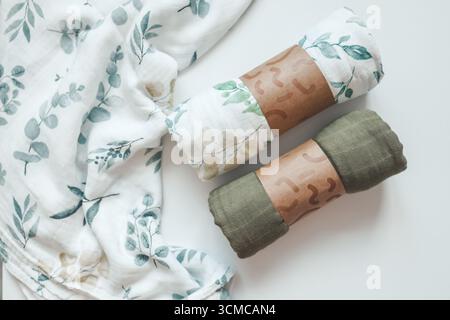 Due coperte di muschio per bambini su sfondo bianco, vista dall'alto. Foto Stock