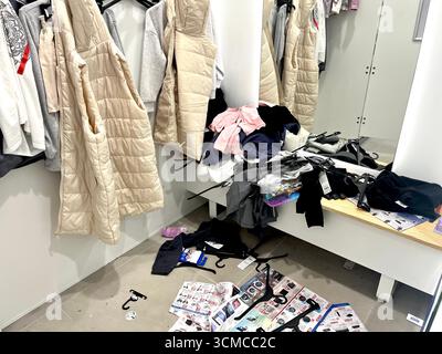 Cabina spogliatoio privata con abiti e articoli sparsi all'interno di un centro commerciale al dettaglio a Sofia, Bulgaria, Europa orientale, Balcani, UE Foto Stock