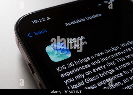 Icona aggiornamento macro di iOS 26 su iPhone in modalità buia, 6,66 GB visualizzati. Stafford, Regno Unito, 15 settembre 2025 Foto Stock