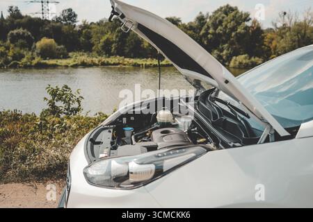 Aprire il cofano della vettura sulla strada. Foto Stock