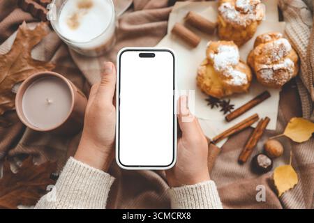 Telefono con schermo isolato nelle mani, atmosfera autunnale. Foto Stock