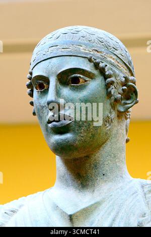 Primo piano della testa della statua in bronzo del carro Delfico della collezione del Museo Archeologico di Delfi, Grecia Foto Stock