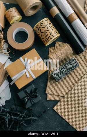 Set di articoli da regalo e da regalo, vista dall'alto. Foto Stock