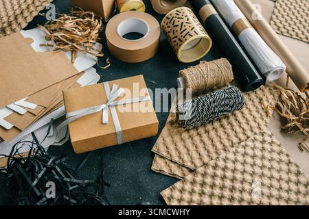 Set di articoli da regalo e da regalo, vista dall'alto. Foto Stock