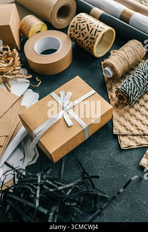 Set di articoli da regalo e da regalo, vista dall'alto. Foto Stock