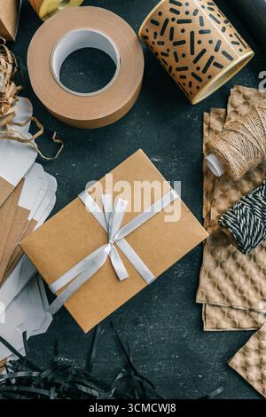 Set di articoli da regalo e da regalo, vista dall'alto. Foto Stock