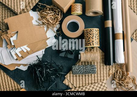 Set di articoli da regalo e da regalo, vista dall'alto. Foto Stock