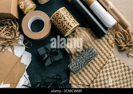 Set di articoli da regalo e da regalo, vista dall'alto. Foto Stock