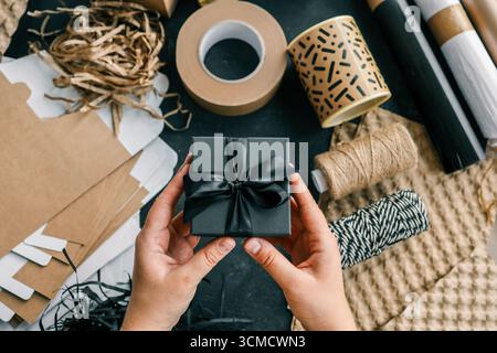 Confezione regalo in mano, confezione del prodotto. Foto Stock